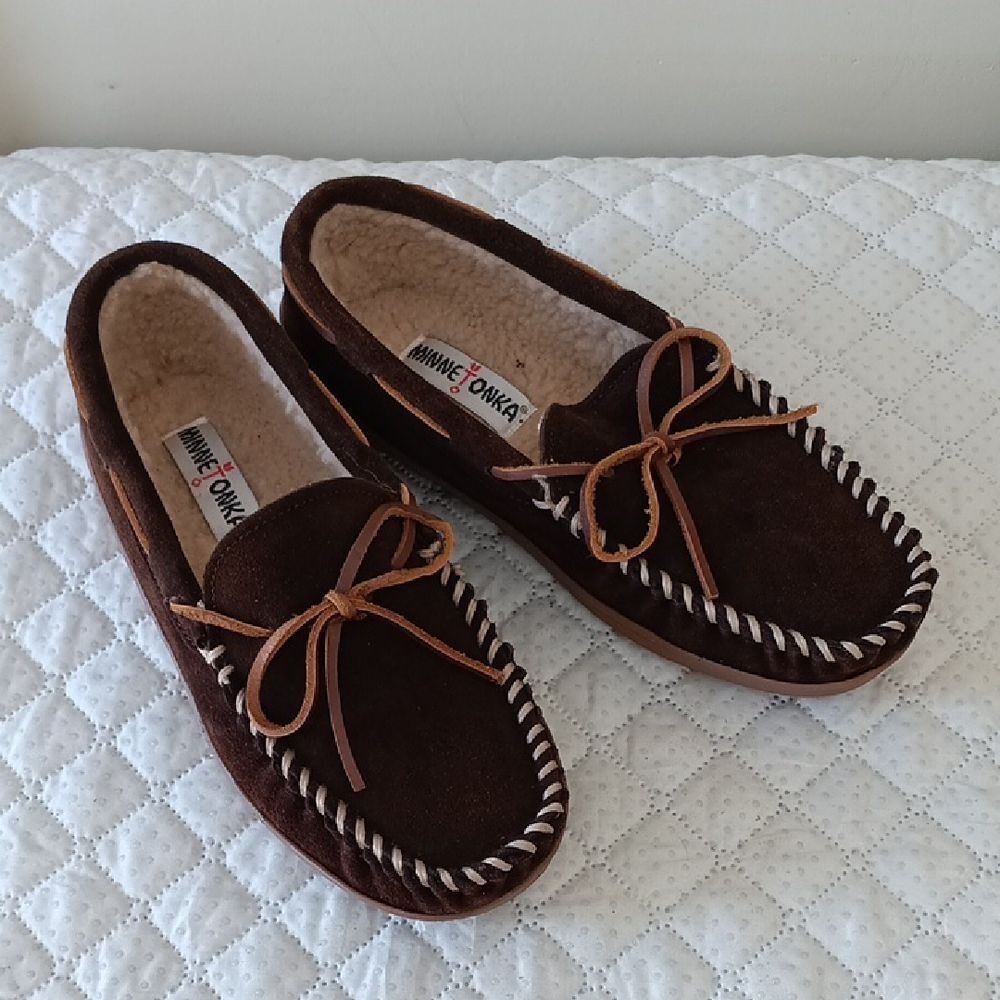 NWOT Minnetonka Moccasin Suade Shoes Dark Brown
